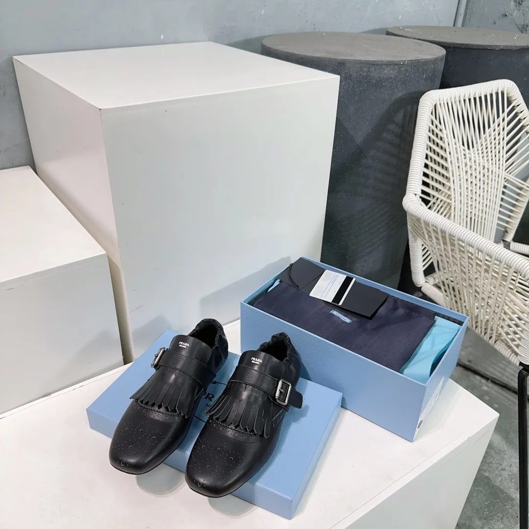 👟👟Ex-factory price 580👟👟! Prada 25 spring and summer catwalk new brogue carved tassel retro loafers and slippers series 🔥 🌟🌟🌟This shoe deliberately presents a classic and retro style, with both masculine temperament and feminine style, forming a binary contrast, highlighting the iconic style of the Prada series. The tassels are crafted using special craftsmanship, and details such as buckles and brogue patterns reveal traditional charm. An unconventional and surprising reinterpretation, the shoe is re-launched in a more fashionable design. The upper is made of imported calfskin, the lining is sheepskin, and the original molded rubber sole. Number of yards: 35-40 (40 pieces are non-refundable). Comes with original packaging.